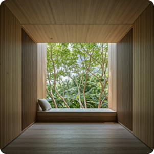 neues Architektonisches Gebäude mit Holz Glas Fasade